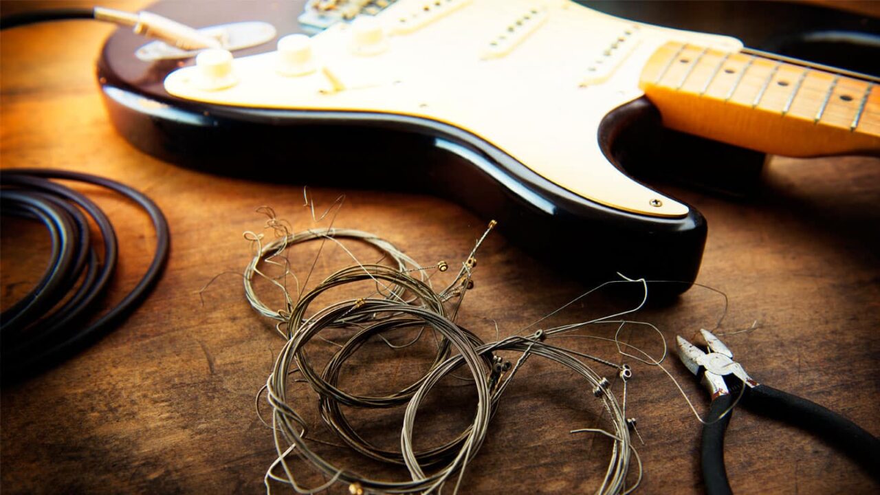 Cómo cambiar las cuerdas de una guitarra eléctrica paso a paso