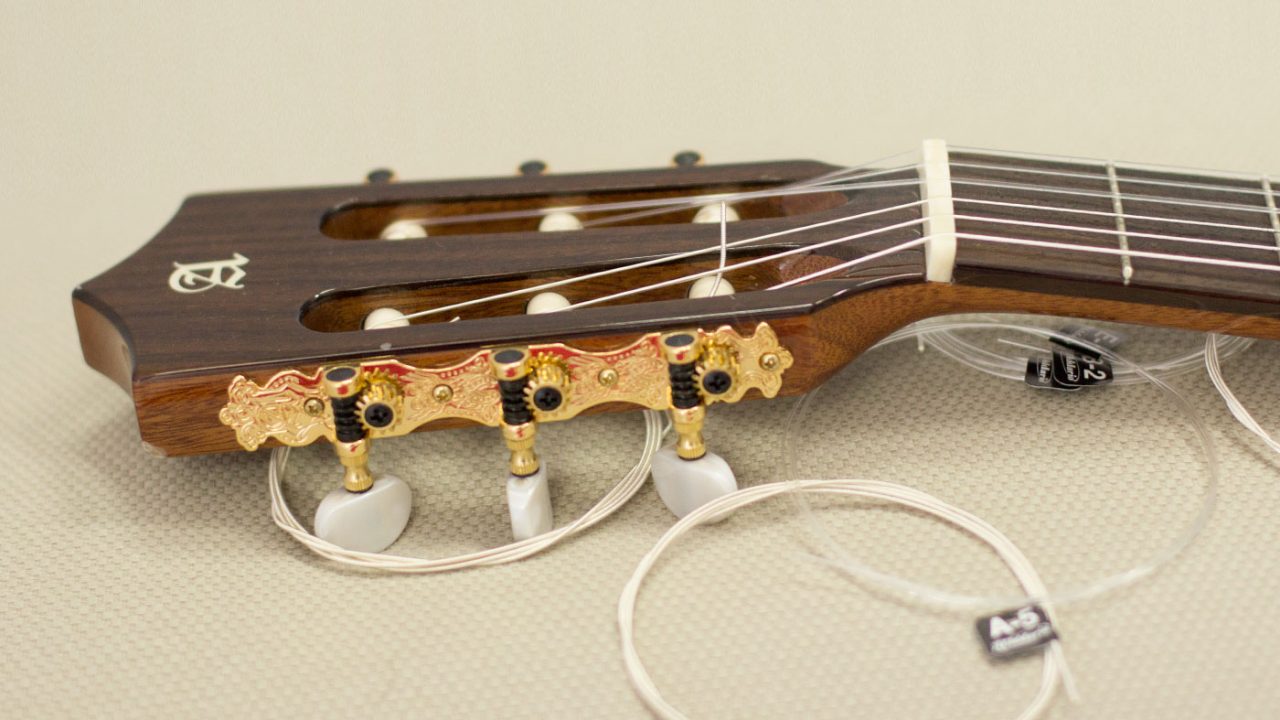 Tutorial para aprender cómo cambiar las cuerdas de una guitarra clásica