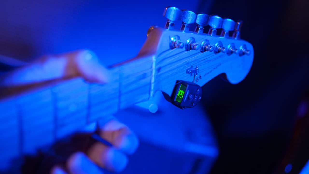 cómo afinar una guitarra perfectamente de oído o con afinador